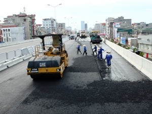 Đường vành đai 3 lún là do xe quá tải cày lớp nhựa